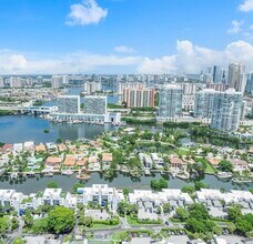 222 Poinciana Island Dr in Sunny Isles Beach, FL - Foto de edificio - Building Photo