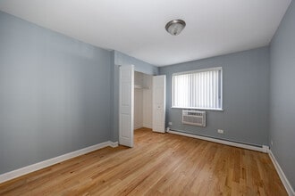 656 W Grace St, Unit 2 in Chicago, IL - Foto de edificio - Building Photo