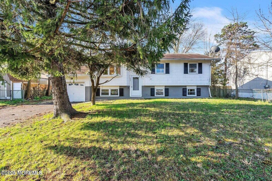 1575 Deer Hollow Dr in Toms River, NJ - Building Photo