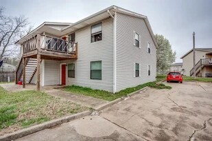304 Vicksburg Cir, Unit A in Norman, OK - Building Photo