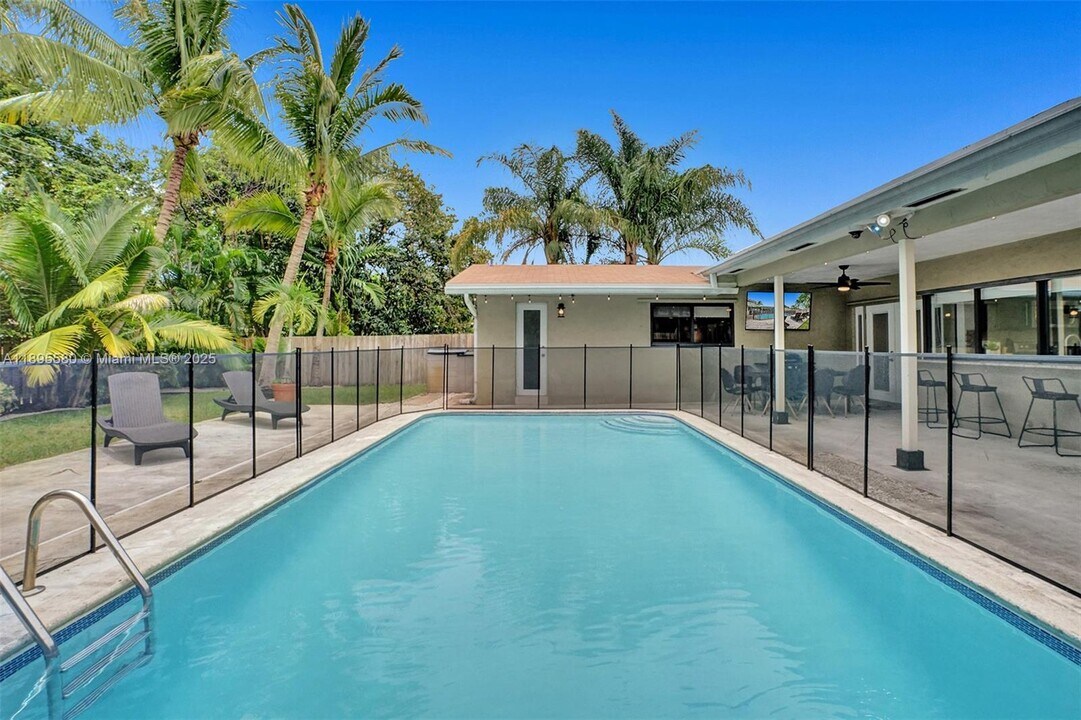 4233 Van Buren St in Hollywood, FL - Building Photo