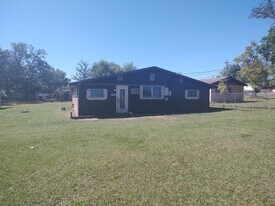 7405 E Comanche Ave in Tampa, FL - Building Photo