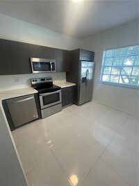 5600 NW 114th Pl in Doral, FL - Foto de edificio - Building Photo