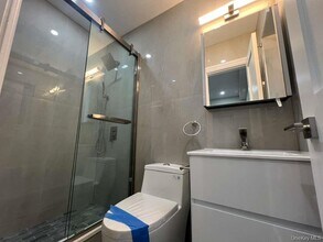 61-14 Cloverdale Blvd in Queens, NY - Building Photo - Building Photo