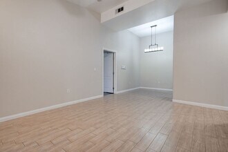 2305 W Horizon Ridge Pkwy in Henderson, NV - Building Photo - Building Photo