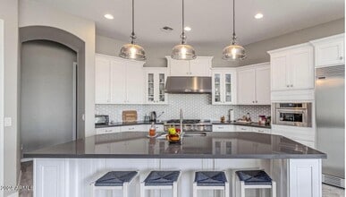 4250 E Valencia Dr in Phoenix, AZ - Foto de edificio - Building Photo