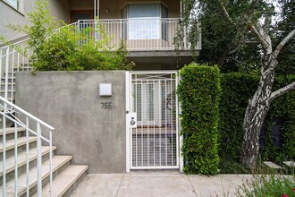 755 N Harper Ave in Los Angeles, CA - Foto de edificio - Building Photo