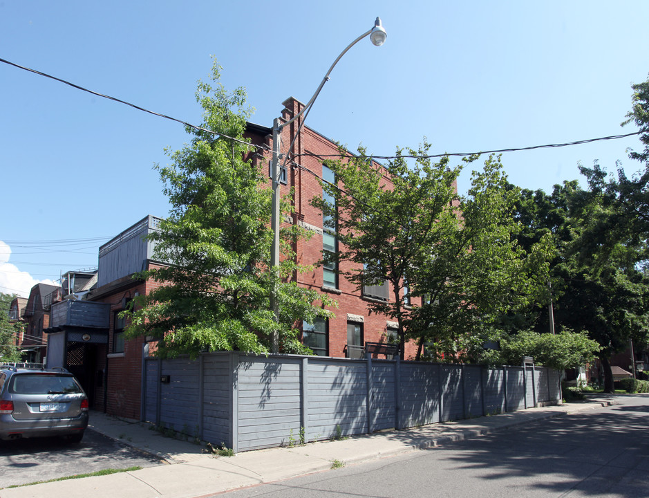 481 Palmerston Ave in Toronto, ON - Building Photo