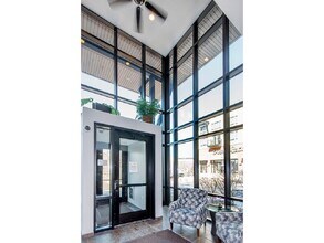 240 Spring St, Unit 306 in St. Paul, MN - Foto de edificio - Building Photo