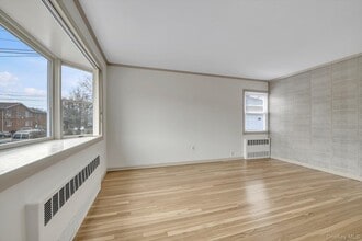 9 Graywood Rd in Port Washington, NY - Building Photo - Building Photo