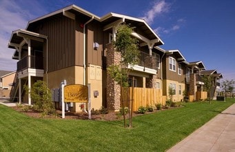 Orchard View Apartments in Reedley, CA - Building Photo - Building Photo