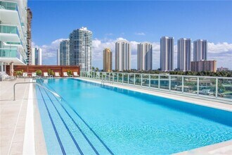 400 Sunny Isles Blvd in Sunny Isles Beach, FL - Building Photo - Building Photo