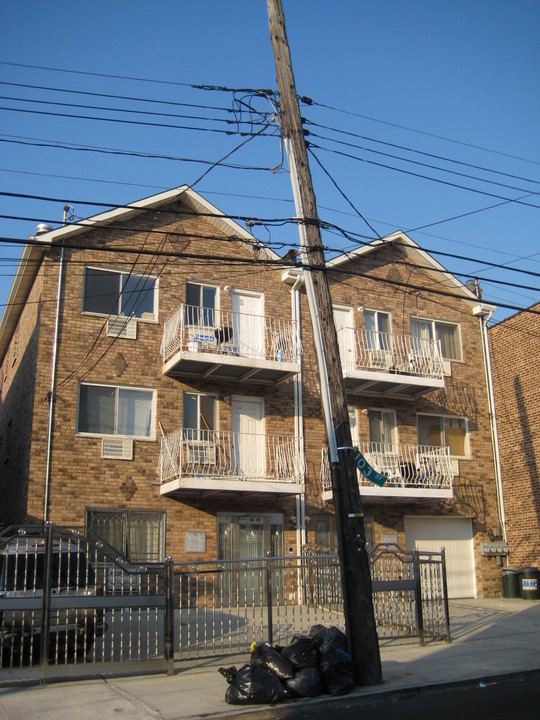 5006 103rd St in Flushing, NY - Building Photo