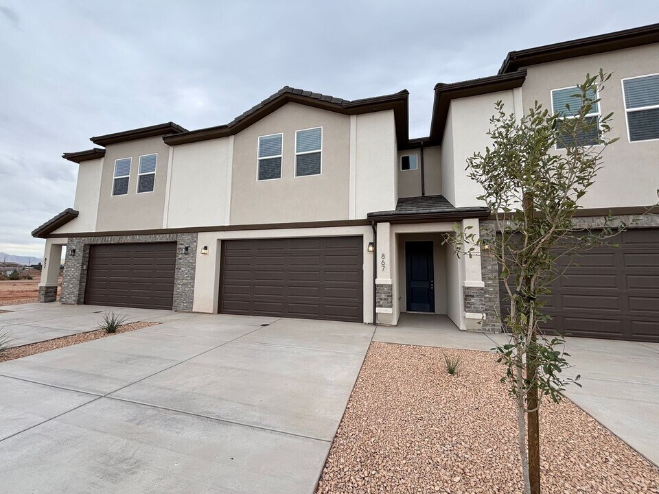 867 S 4380 W in Hurricane, UT - Building Photo