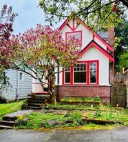 531 N 66th St in Seattle, WA - Building Photo
