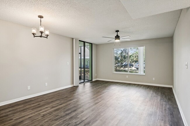 Lakeside Glen Apartments in Melbourne, FL - Foto de edificio - Building Photo