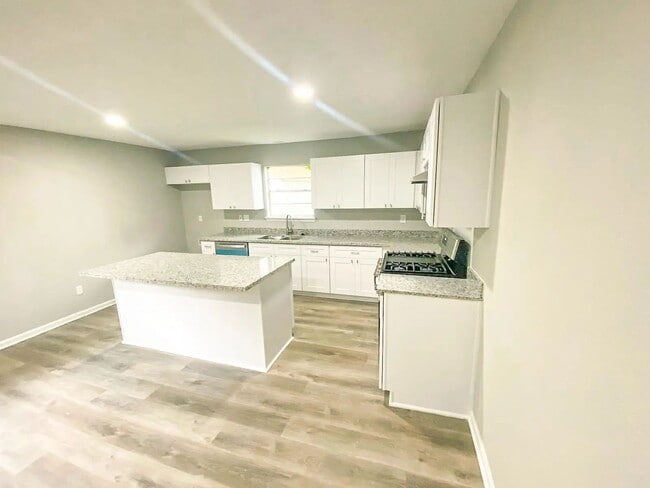 305 Red Haven Dr in Highlands, TX - Foto de edificio - Building Photo