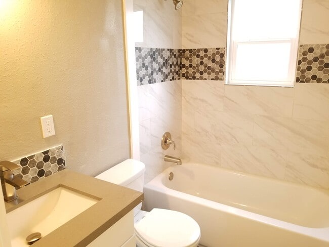 2413 S 121 Pl in Seattle, WA - Building Photo - Building Photo