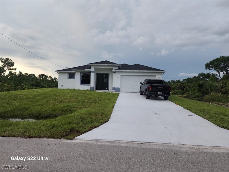 651 Knapp St in Lehigh Acres, FL - Building Photo