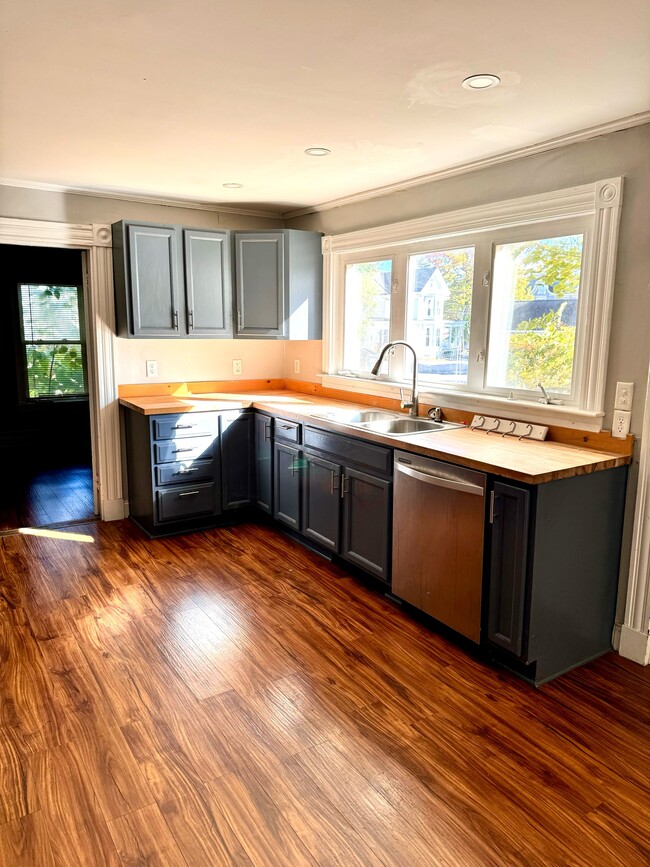 21 Maple St, Unit 1 in Bangor, ME - Building Photo - Building Photo