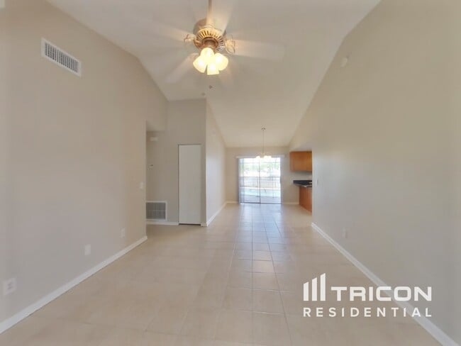 5311 Starhill Pl in Tampa, FL - Building Photo - Building Photo