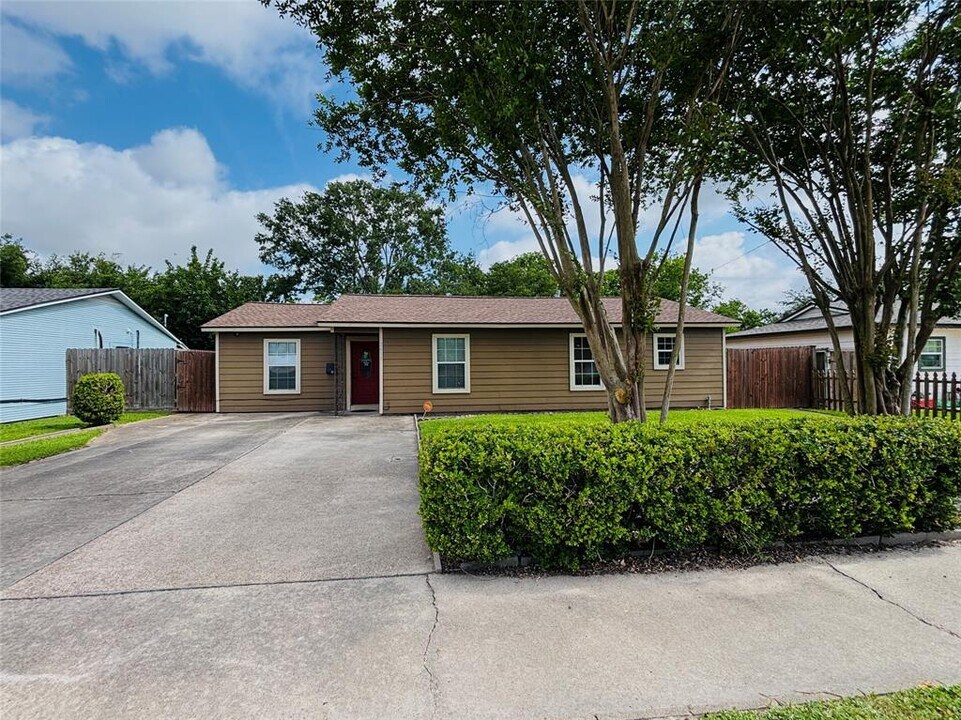 2413 Kingsdale Dr in Deer Park, TX - Building Photo
