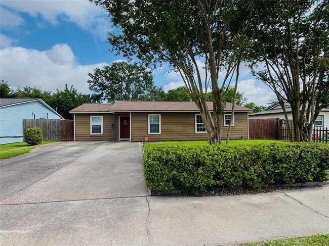 property at 2413 Kingsdale Dr