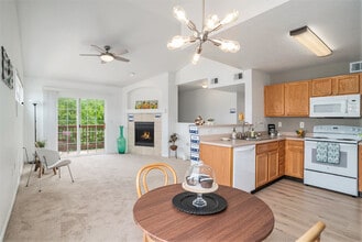 3002 W Elizabeth St, Unit # 2-F in Fort Collins, CO - Foto de edificio - Building Photo