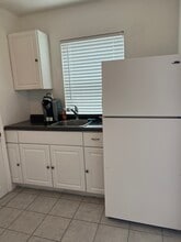 7615 SW 18th St, Unit Económico 2 cuartos 1 ban in Miami, FL - Building Photo - Building Photo