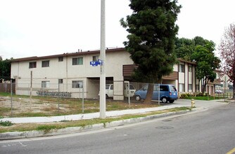 213-219 W Midway Ave in Anaheim, CA - Foto de edificio - Other