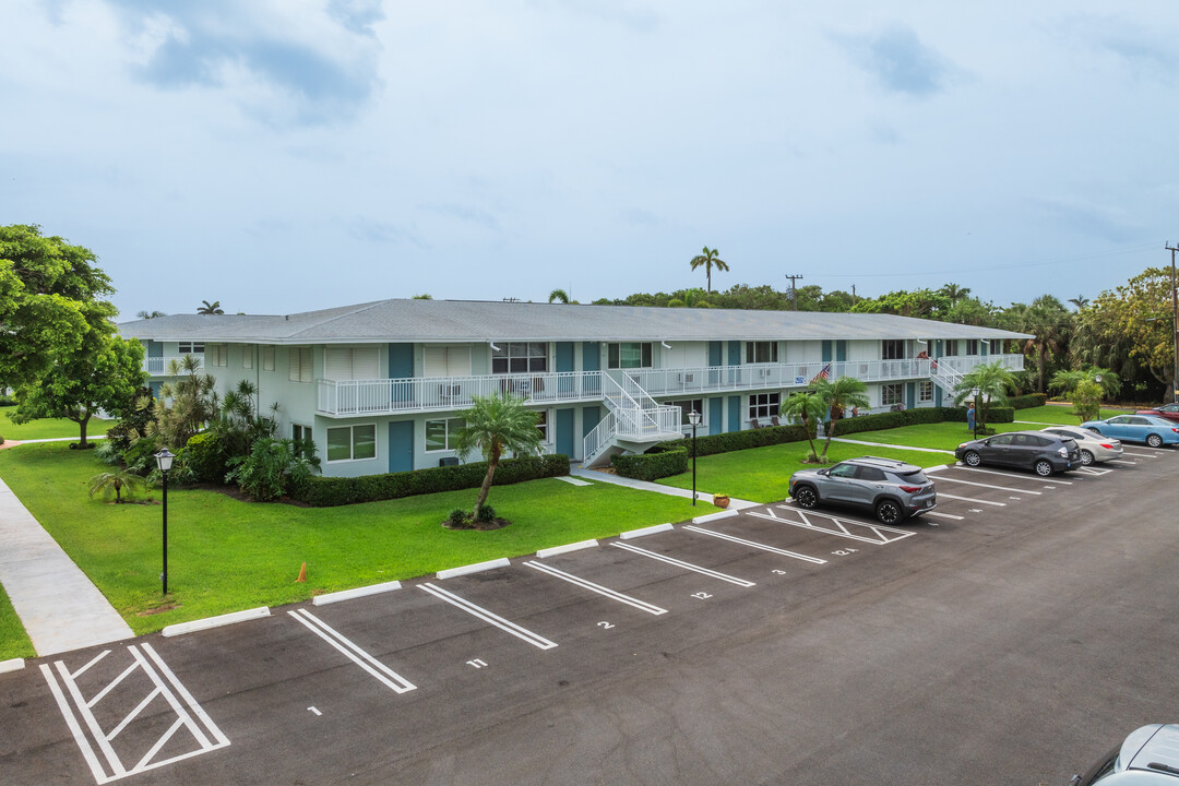 Hampton Gardens in Boynton Beach, FL - Foto de edificio