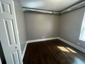 7517 S Yale Ave, Unit 3E in Chicago, IL - Foto de edificio - Building Photo