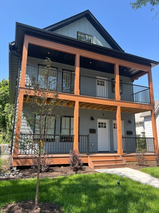 621 11th Ave SE in Minneapolis, MN - Building Photo