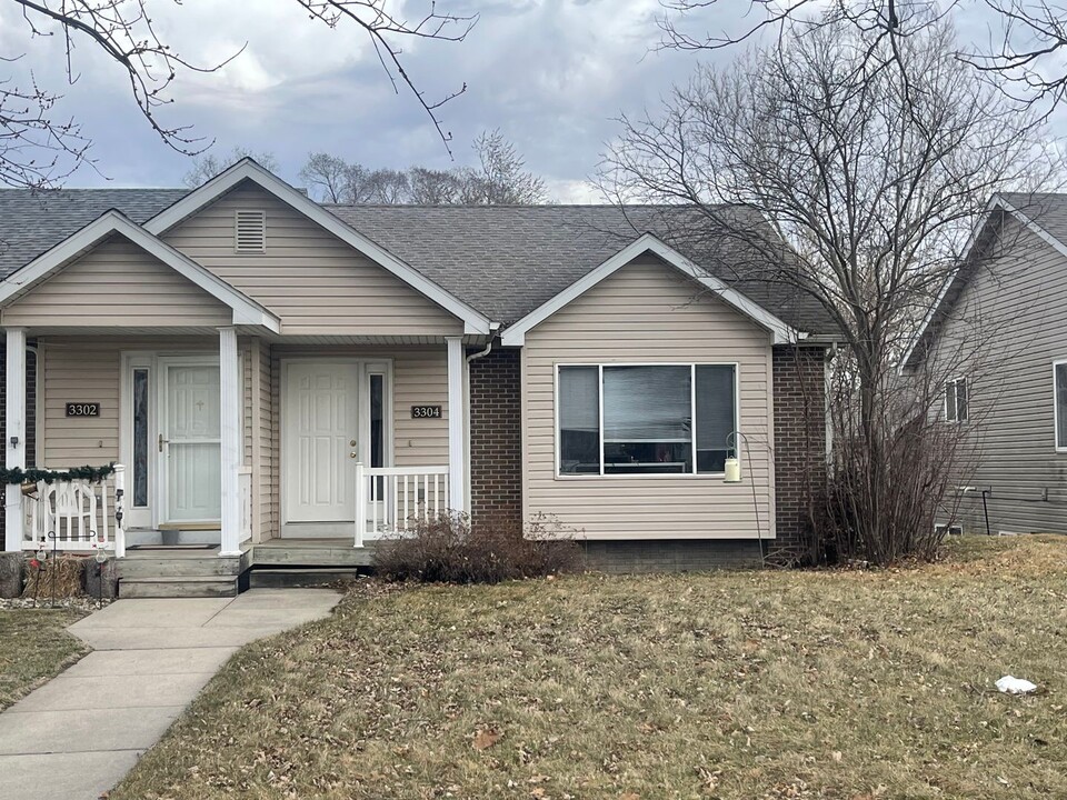 3304 Emerald Dr in Ames, IA - Foto de edificio