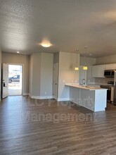 233 NW Greenway Pl in Waukee, IA - Building Photo - Building Photo