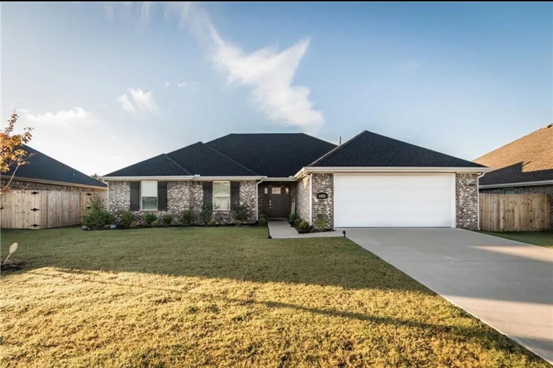 4401 SW Cornerstone Rd in Bentonville, AR - Building Photo