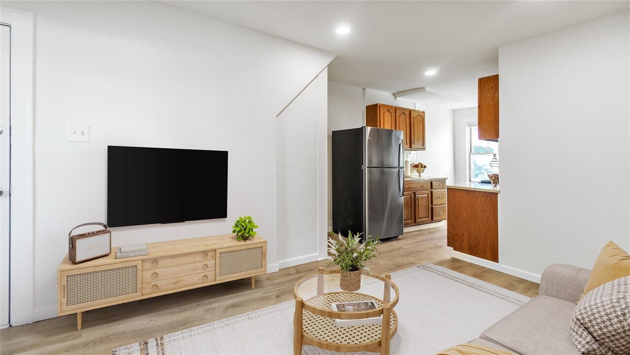 641 Willis Ave in Williston Park, NY - Building Photo