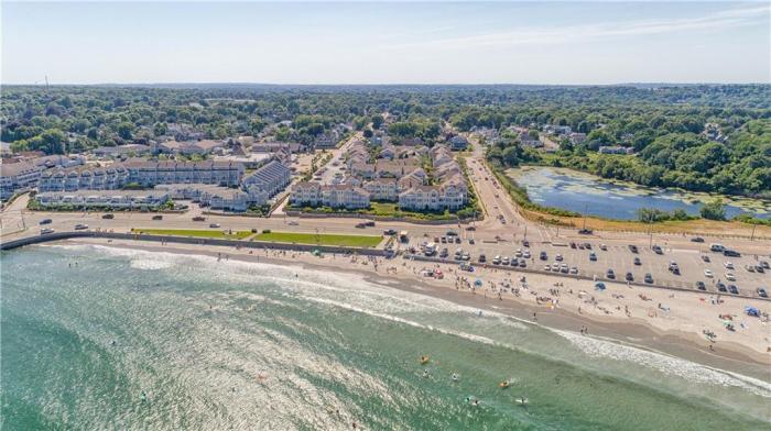 20 Narragansett Ave in Narragansett, RI - Building Photo