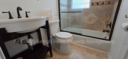 1560 Riegel St in Hellertown, PA - Foto de edificio - Building Photo