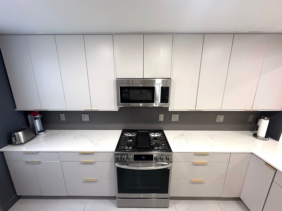 12975 Agustin Pl, Unit 319 in Los Angeles, CA - Building Photo