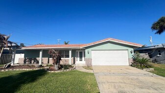 4841 N Banana River Blvd in Cocoa Beach, FL - Building Photo
