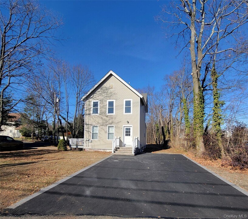 19 Railroad St in Greenlawn, NY - Building Photo