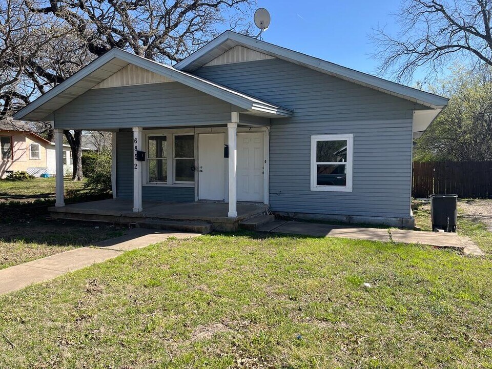 6852 Routt St in Fort Worth, TX - Building Photo