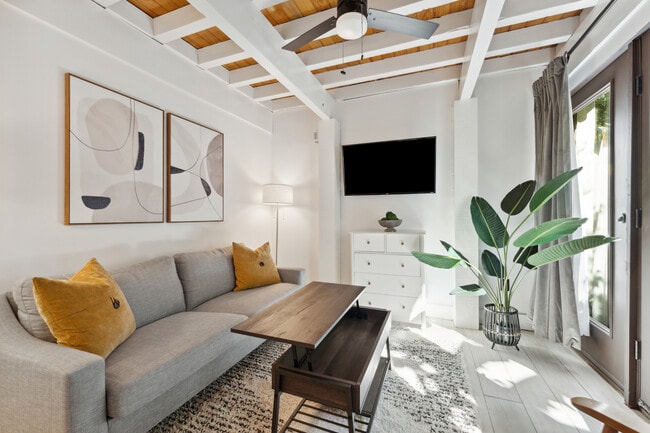 33 Cannon St, Unit 402 in Charleston, SC - Foto de edificio - Building Photo