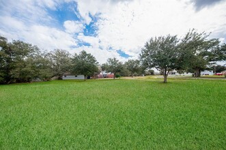 413 Lavaca St in Louise, TX - Building Photo - Building Photo