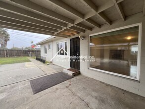 5920 35th Ave in Sacramento, CA - Foto de edificio - Building Photo