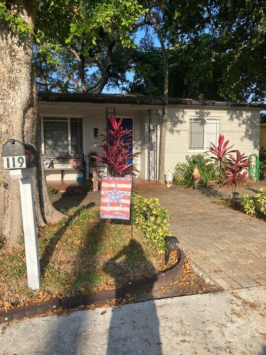 119 SW 7th Ter in Hallandale Beach, FL - Building Photo