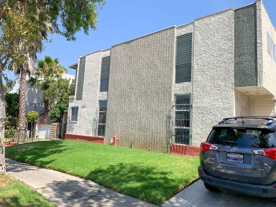 8013 Blackburn Ave in Los Angeles, CA - Building Photo