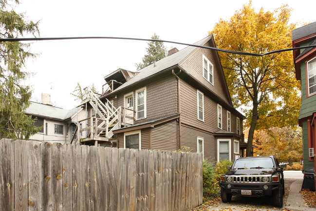 809-811 E Huron St in Ann Arbor, MI - Foto de edificio - Building Photo