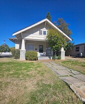 717 E Jackson St in Medford, OR - Building Photo